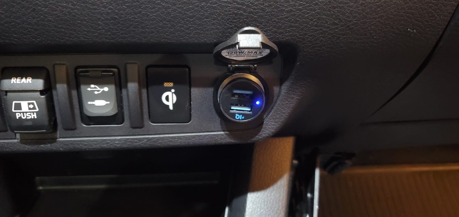 Anker 320 24W Dual-USB Mini Aluminum Car Charger with Blue LED | Compact Alloy Adapter for iPhone 16 / 15 / 14 / 13 Series, iPad Pro / Air / mini, Galaxy, and More (No Quick Charge, Black) customer photo 1