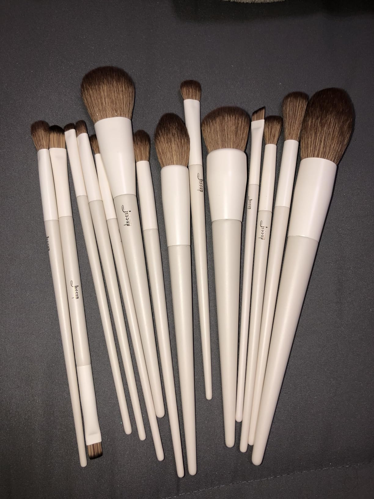 Jessup Makeup Brushes 14Pcs Makeup Brush Set Premium Synthetic Powder Foundation Contour Blush Concealer Eye Shadow Blending Liner Make Up Brush Kit Light Grey T329 customer photo 1