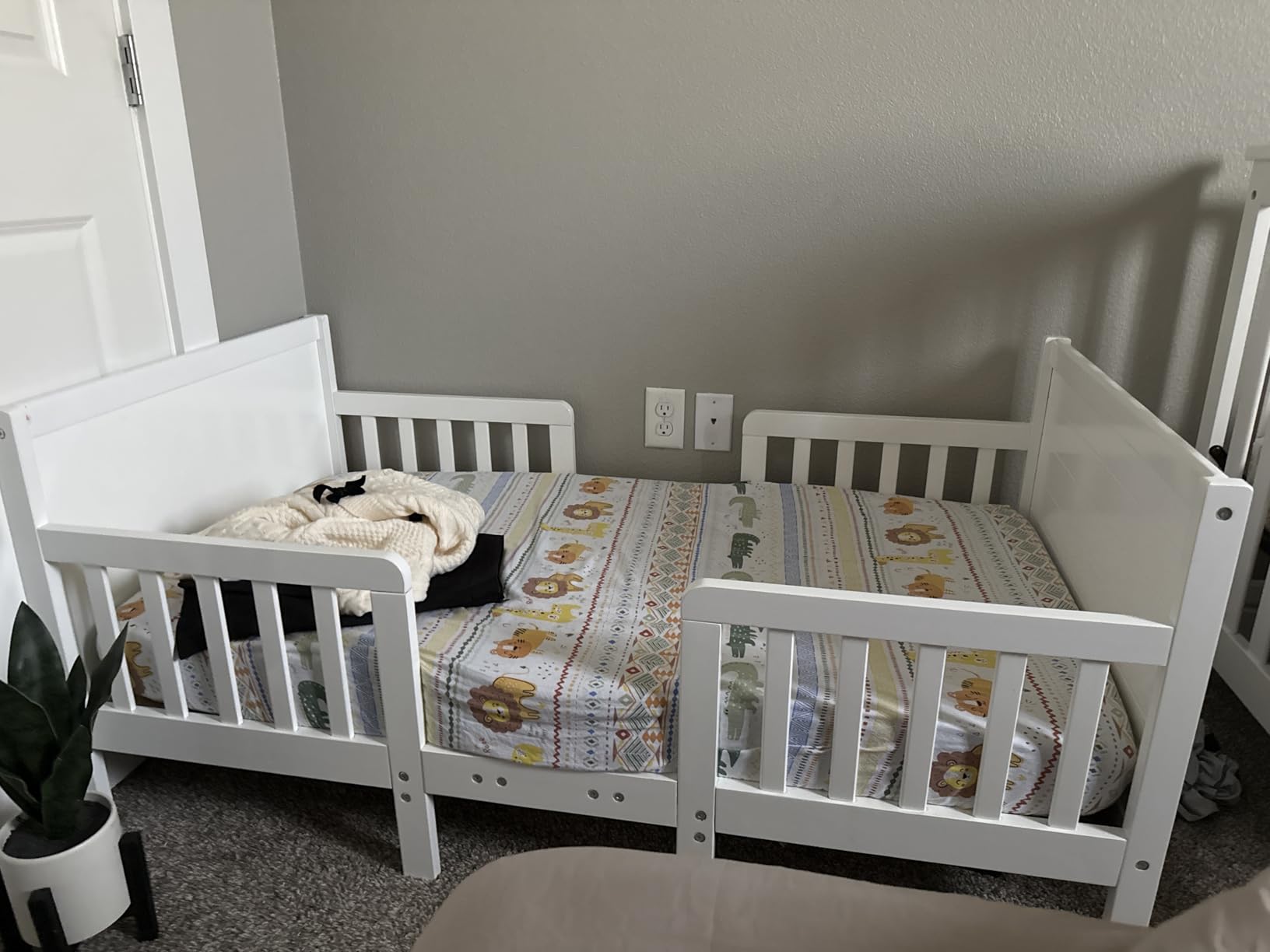 Dream On Me Hudson 3-in-1 Convertible Toddler Bed, 4 Safety Guard Rails, Low-to-Floor Design, Greenguard Gold & BSA Certified, Solid New Zealand Pinewood, Converts to Chairs & Table - White customer photo 2