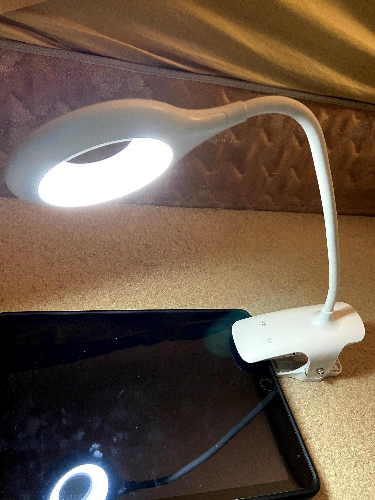 LACOKI Clip on Rechargeable Reading Light for Bed, 3 Color x 3 Brightness 28 LEDs Desk Light, Eye-Caring Desk Lamp with Clamp for Headboard, Table, Desk customer photo 2