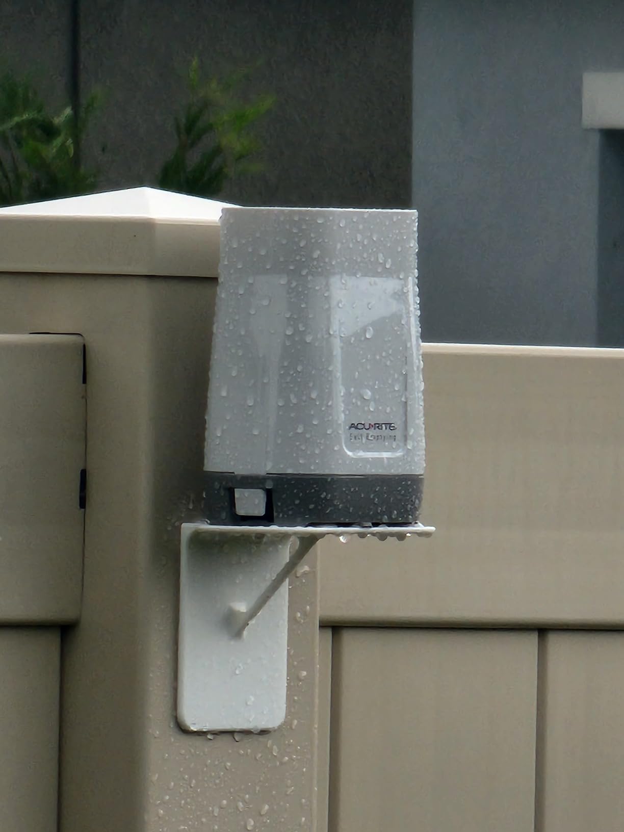 AcuRite Wireless Rain Gauge with Self-Emptying Rain Collector with Rainfall History, Alerts, and Current Date and Time (02446M) customer photo 2