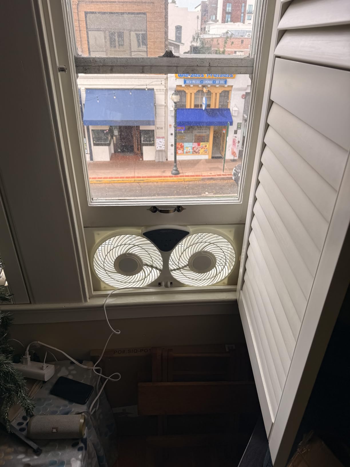 Amazon Basics Twin Window Fan for Home Bedroom, 9 inch, Reversible Airflow, Exhaust Mode, Expandable Side Panels, Width Adjustable, 2 Speeds, Air Circulation, 68W, White customer photo 2