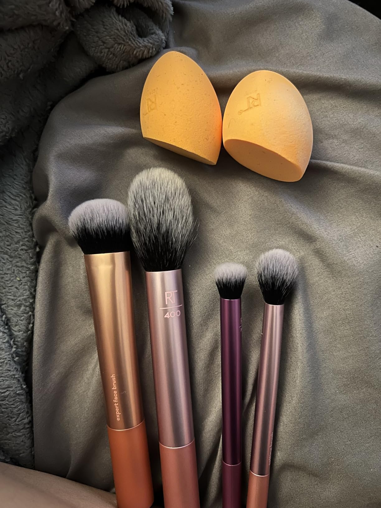 Real Techniques 6 Piece Everyday Essentials Makeup Brush Set, Includes 4 Brushes & 2 Makeup Sponges for Foundation, Blush, Bronzer, Contour, Eyeshadow & Powder, Travel Gift Set, Cruelty-Free & Vegan customer photo 2