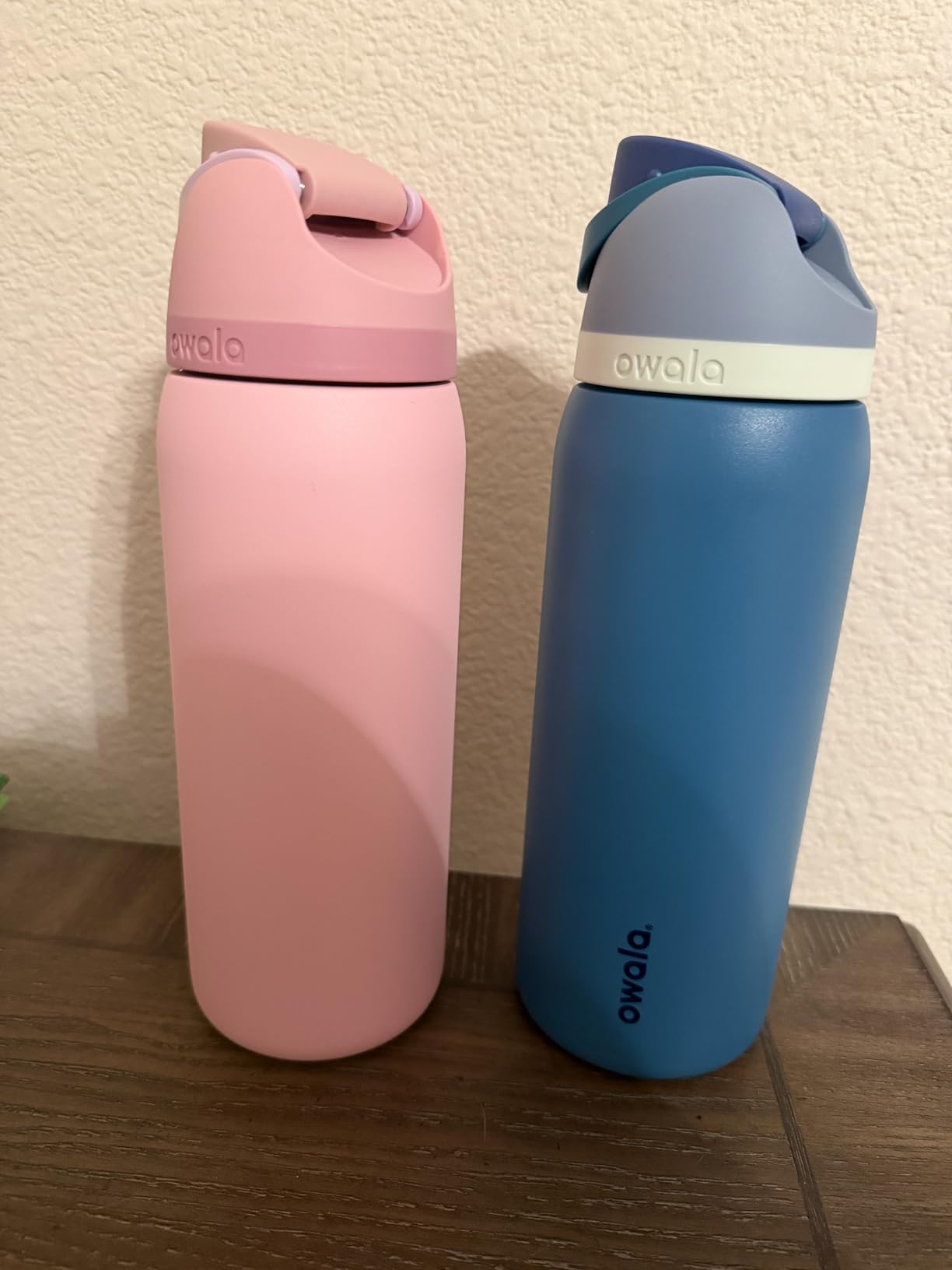 Owala FreeSip Insulated Stainless Steel Water Bottle with Straw, BPA-Free Sports Water Bottle, Great for Travel, 24 Oz, Very, Very Dark customer photo 1