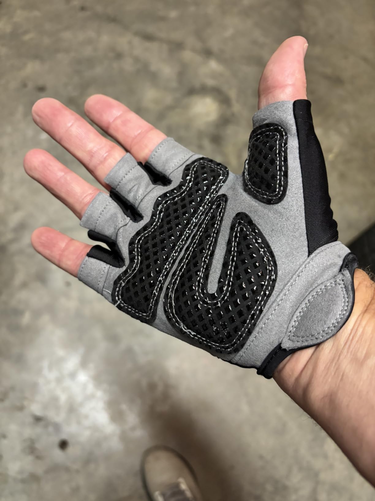 VINSGUIR Workout Gloves for Men and Women, Weight Lifting Gloves with Excellent Grip, Lightweight Gym Gloves customer photo 2