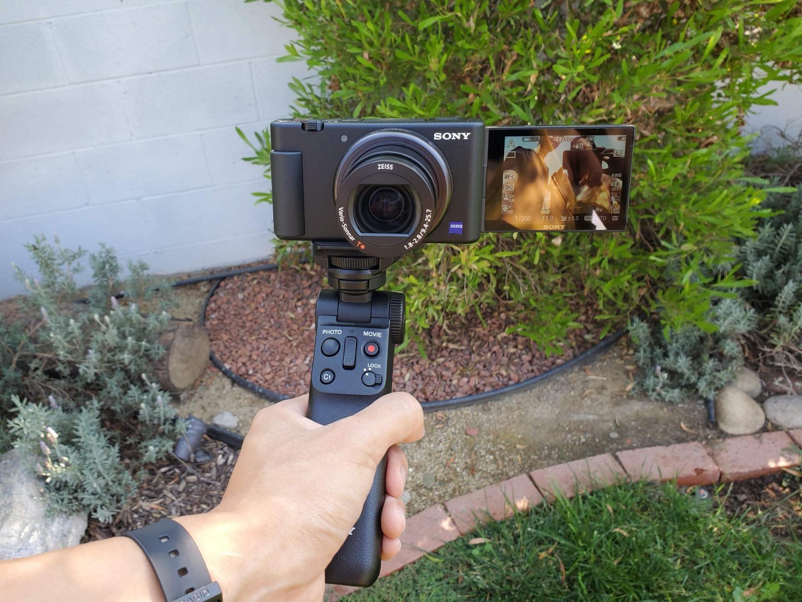 Sony ZV-1 Digital Camera for Content Creators, Vlogging and YouTube with Flip Screen, Built-in Microphone, 4K HDR Video, Touchscreen Display, Live Video Streaming, Webcam customer photo 2