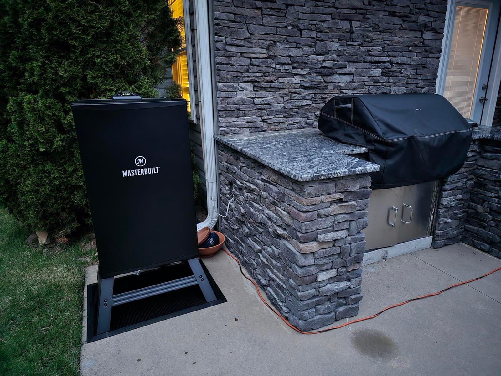 Masterbuilt 40-inch Digital Electric Vertical BBQ Smoker with Side Wood Chip Loader, Chrome Smoking Racks and 970 Cooking Square Inches in Black, Model MB20072918 customer photo 2
