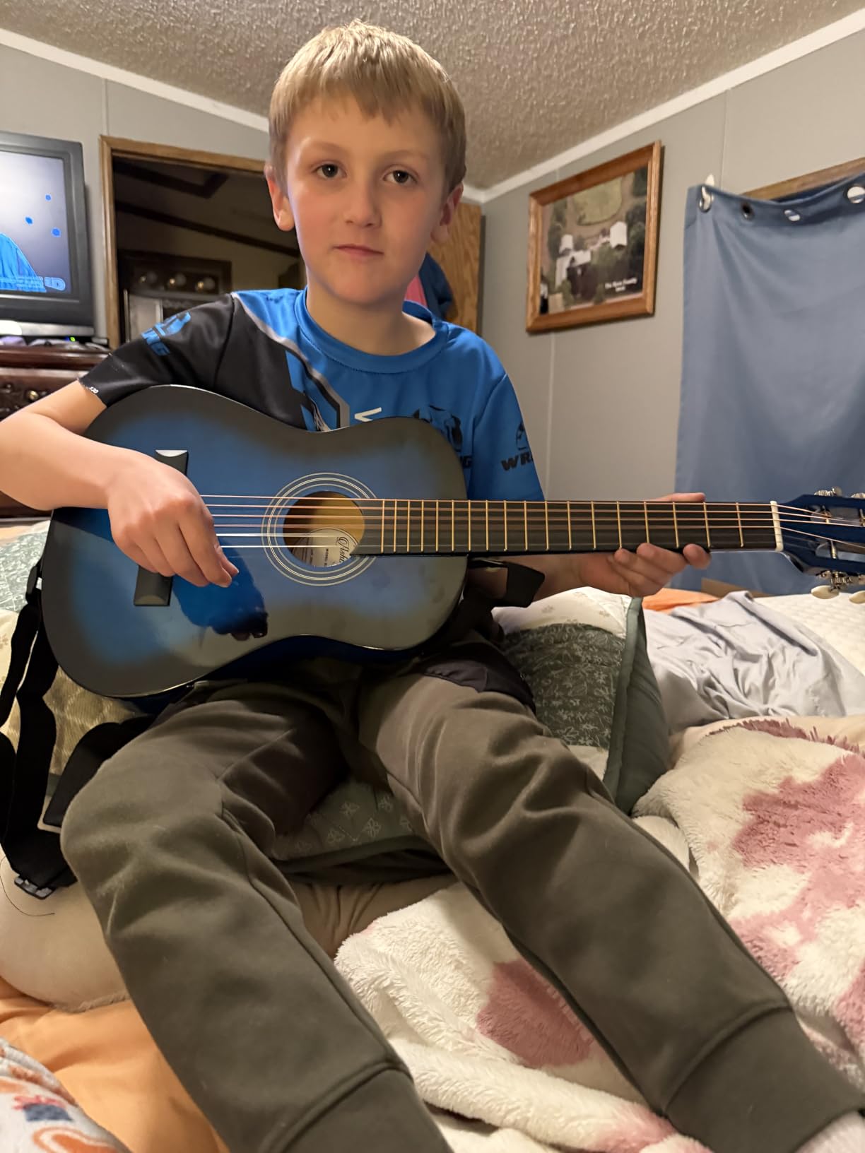 Ashthorpe 38-inch Beginner Acoustic Guitar (Black), Starter Kit with Gig Bag, Extra Strings, Strap, Picks, and Lessons customer photo 1