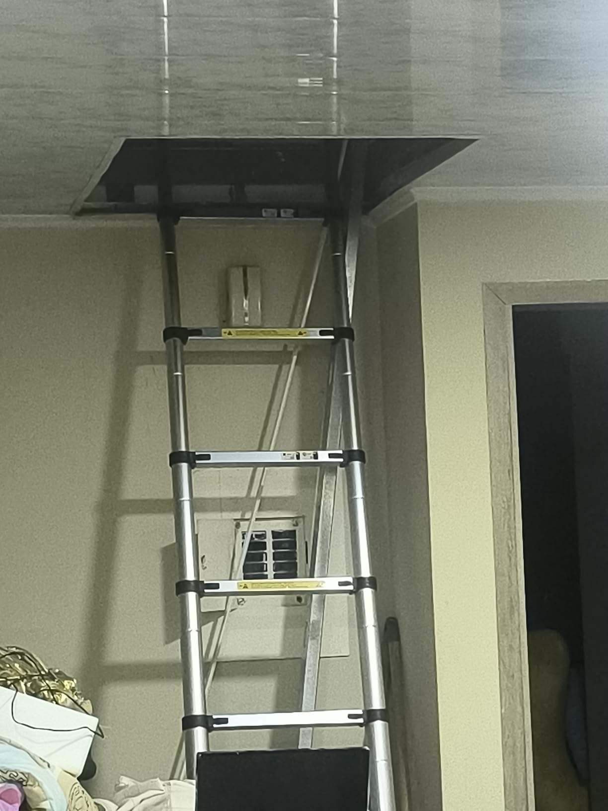 Yami 8.5FT Telescoping Ladders, EN131 Standards Aluminum Extension Ladder | Extension for RV, Attics, Families, Outdoor Work, With a Maximum Bearing Capacity of 330lbs customer photo 1