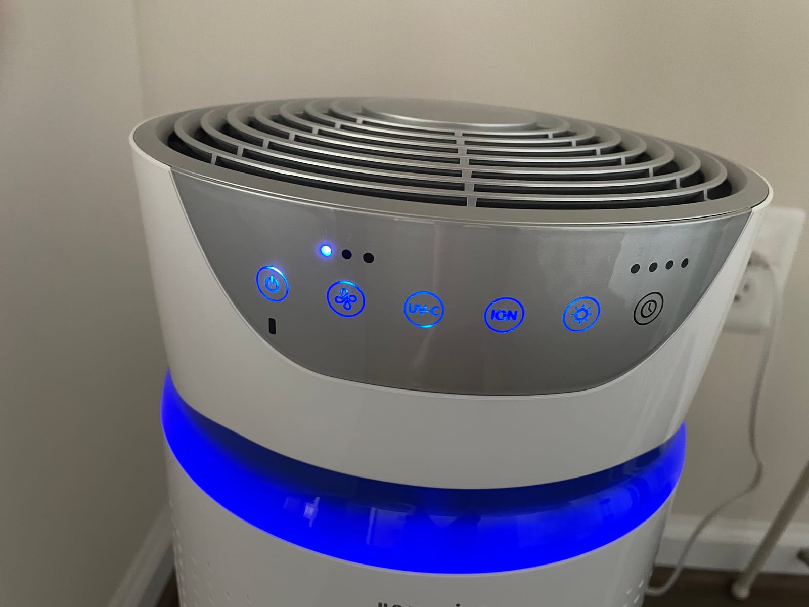 Homedics 5-in-1 UV-C Air Purifier - 360-Degree HEPA Filter for 1,593 Sq Ft, Extra Large Air Purifier for Bedroom and Home, Essential Oil Pads, Built-In Timer, 5 Speed Settings, White customer photo 2