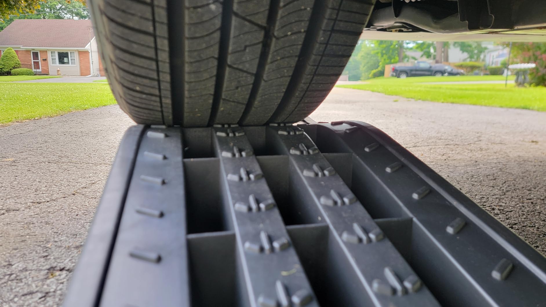 MaxxHaul 50515 6.25 inch Lift Car Ramps, 2-Pack - 6,500lb GVW, Deep Grooved Surface for Stable Tire Placement, Heavy-Duty, Black customer photo 2