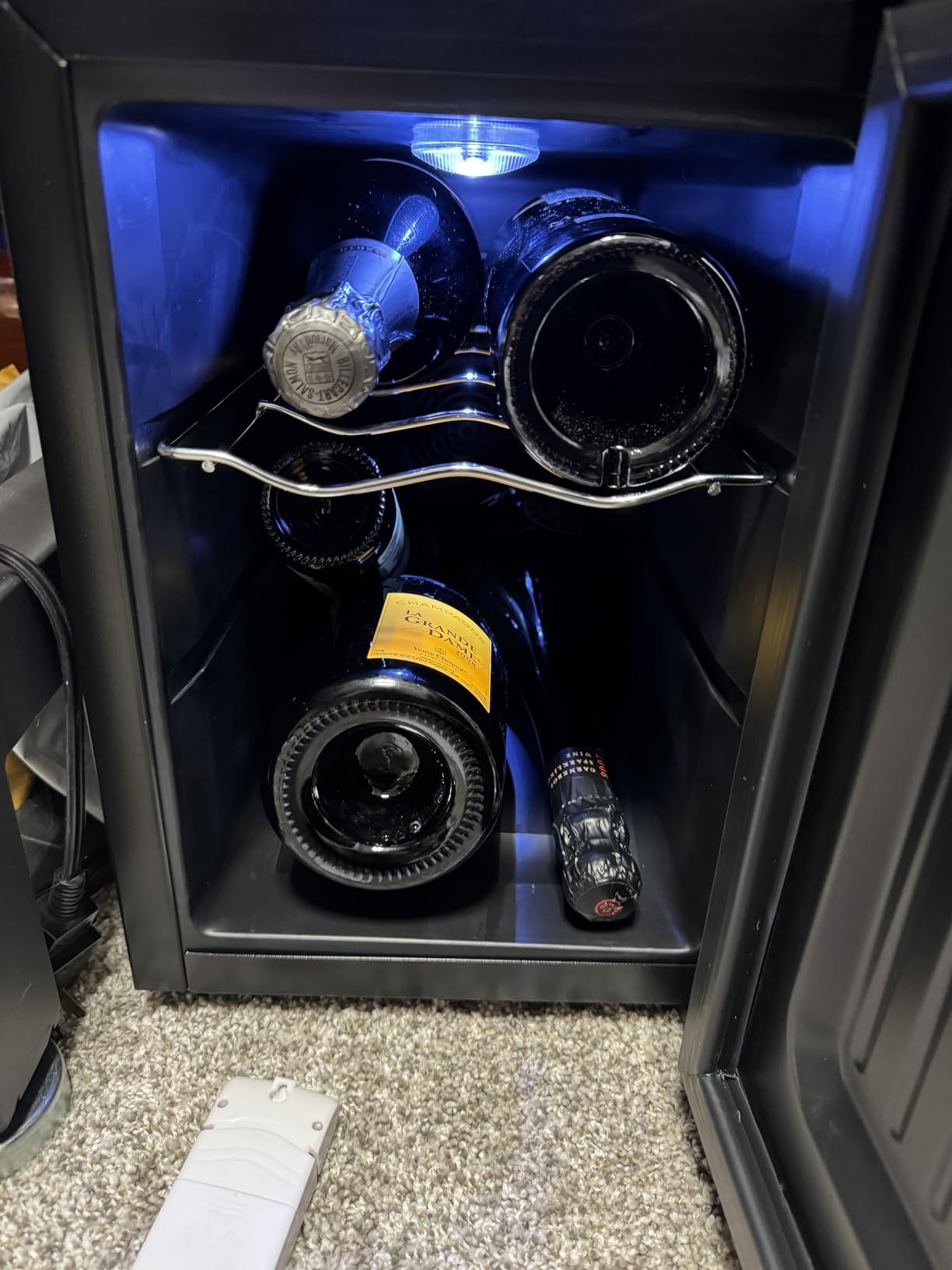 BLACK+DECKER 6-Bottle Thermoelectric Wine Chiller, BD60316, Mirrored Door | Thermoelectric Wine Cooler with Temperature Control, 6 Bottle Fridge for Reds, Whites and More, LED Display, Chrome Racks customer photo 1