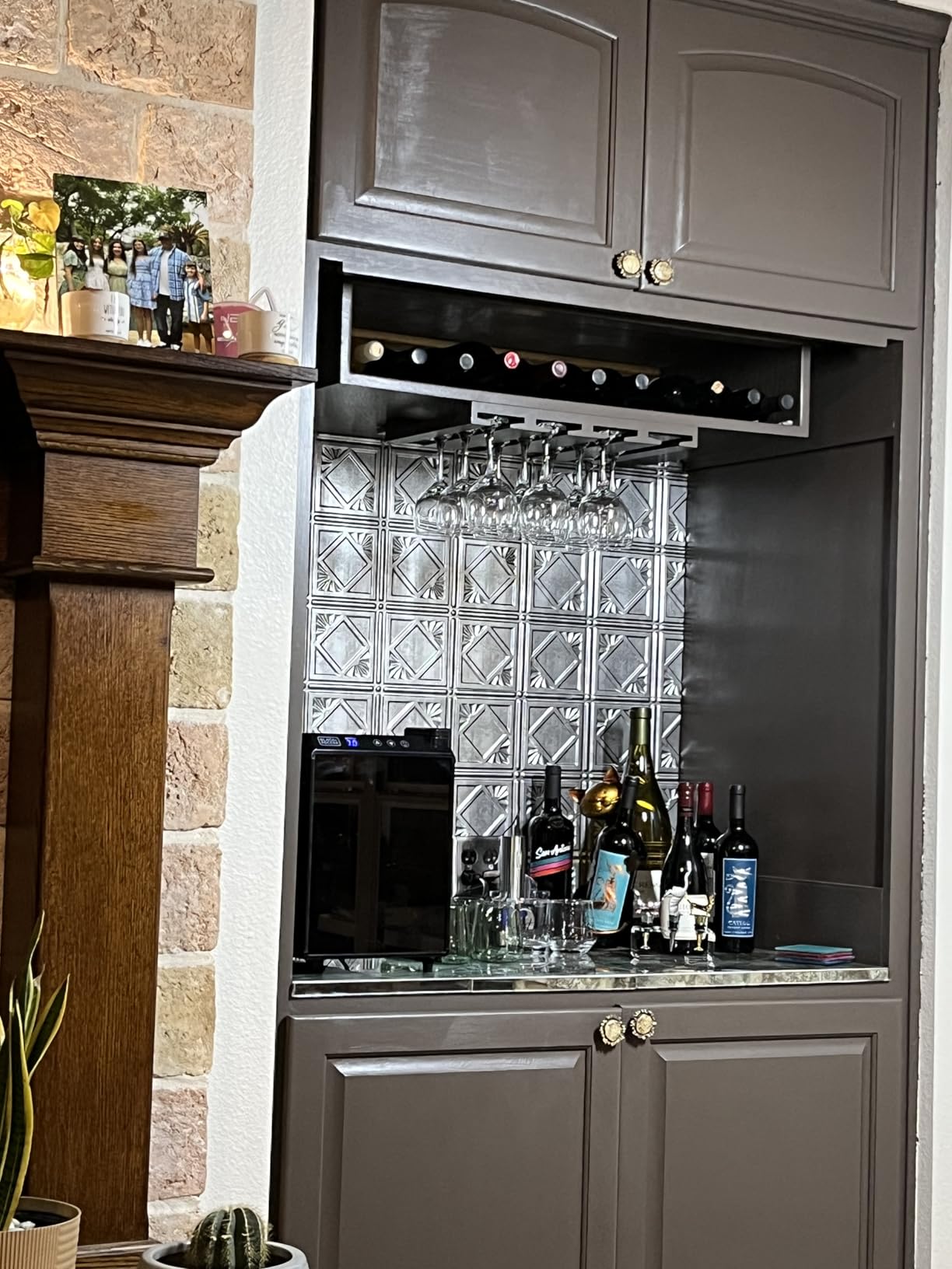 BLACK+DECKER 6-Bottle Thermoelectric Wine Chiller, BD60316, Mirrored Door | Thermoelectric Wine Cooler with Temperature Control, 6 Bottle Fridge for Reds, Whites and More, LED Display, Chrome Racks customer photo 2