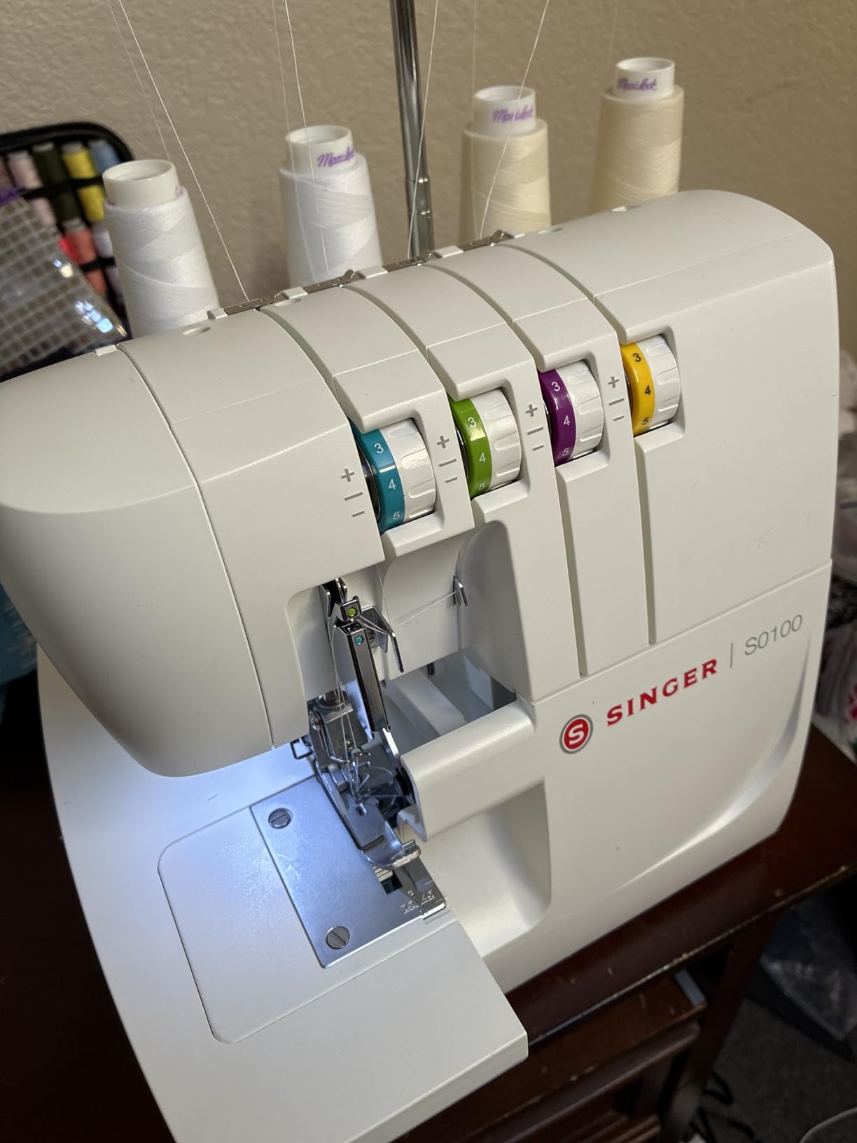 SINGER S0100 High Speed Serger Overlock Machine, 2-3-4 Thread Capability, 6 Built-In Stitches, Color-Coded Threading, Metal Frame, Differential Feed customer photo 1