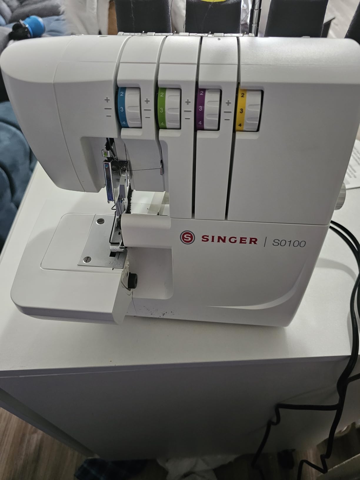 SINGER S0100 High Speed Serger Overlock Machine, 2-3-4 Thread Capability, 6 Built-In Stitches, Color-Coded Threading, Metal Frame, Differential Feed customer photo 2