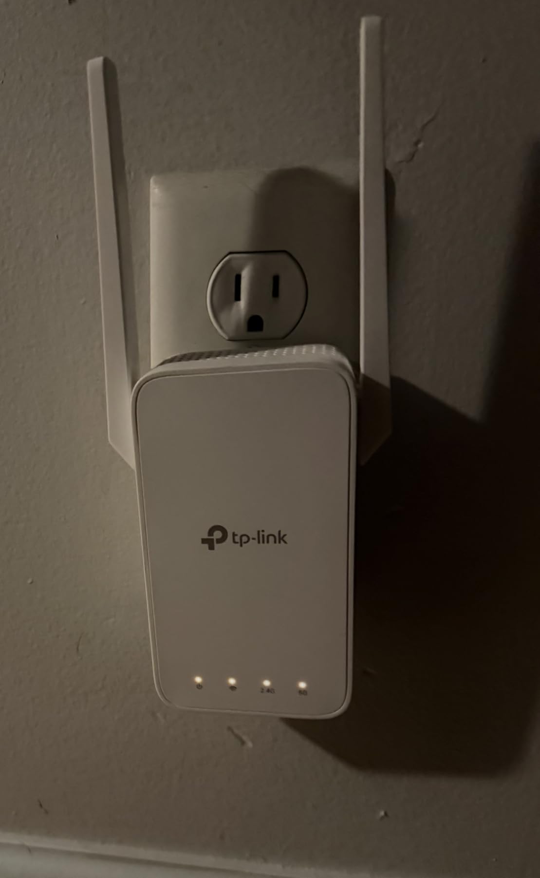 TP-Link AC1200 WiFi Extender - 1.2Gbps Home Signal Booster, Dual Band 5GHz/2.4GHz, Up to 1600 Sq.ft and 32 Devices, EasyMesh Compatible, One Ethernet Port (RE315) customer photo 2