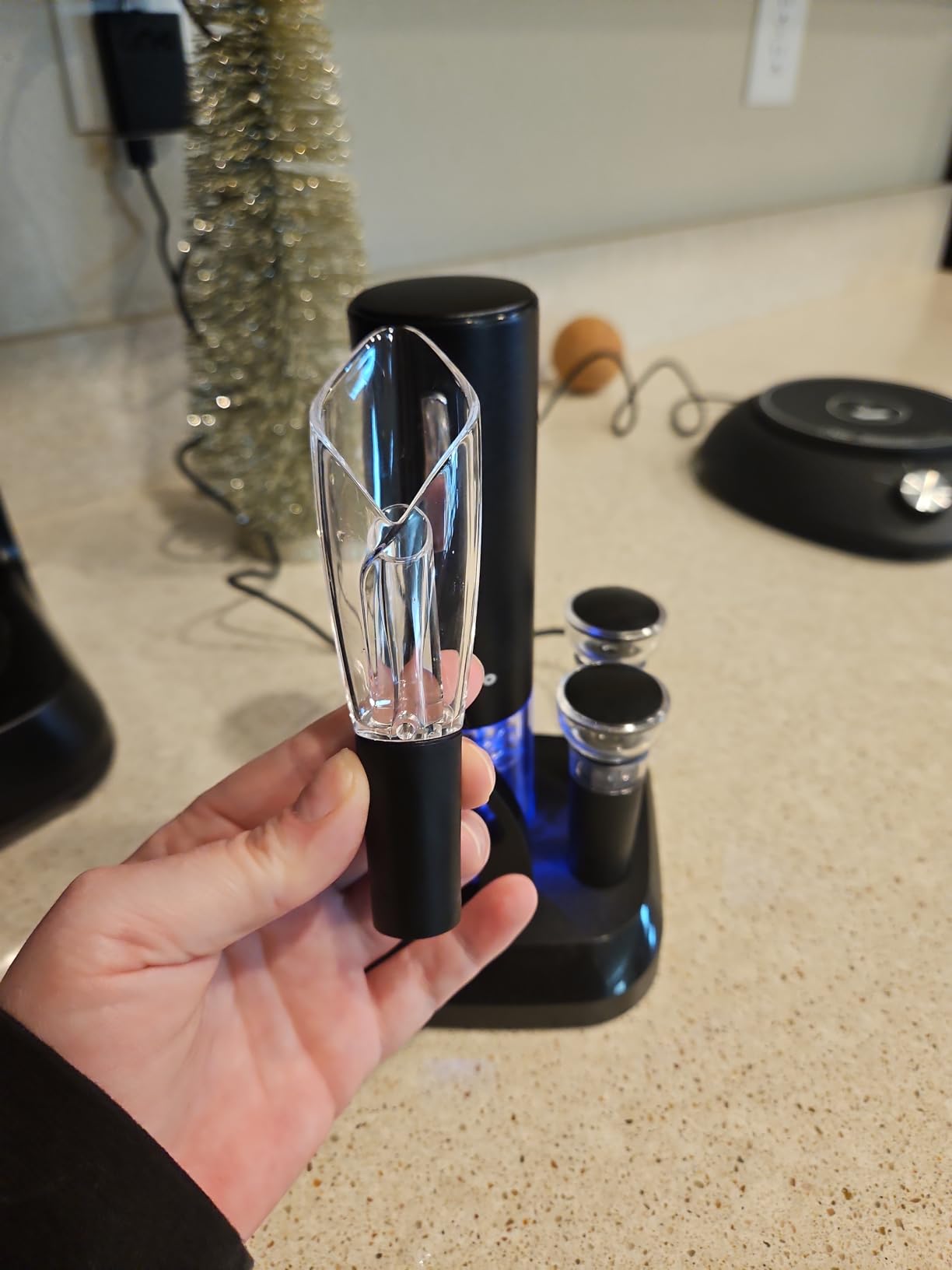 Moocoo Electric Wine Opener with Charging Base, Cordless Electric Wine Bottle Opener with 2-in-1 Aerator & Pourer, Foil Cutter, 2 Vacuum Preservation Stoppers, Display Charging Station for Easy Storage customer photo 1