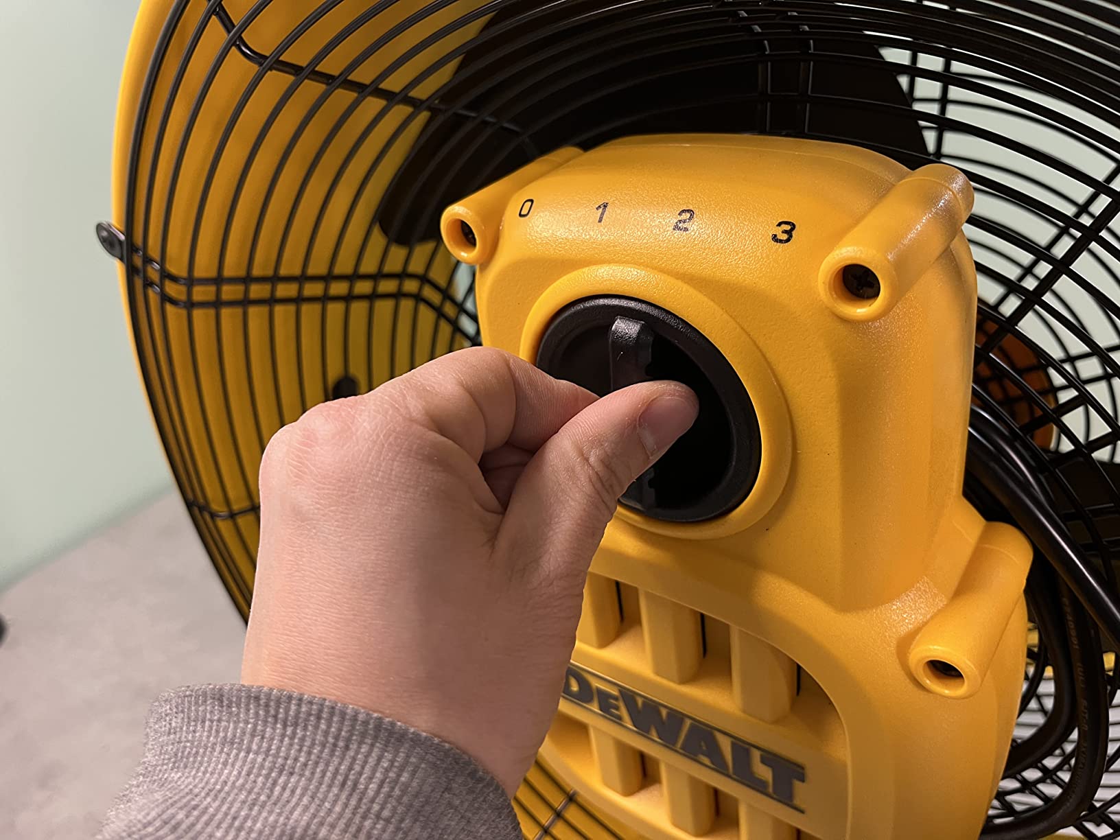 DEWALT 18 Inch Floor Fan, 180° Adjustable Tilting Drum Fan DXF1840 | 4200CFM 3-Speed High Velocity Fan Cooling Air Circulator Portable Metal Industrial fan for Shop/Garage/Gym/Patio Yellow customer photo 2