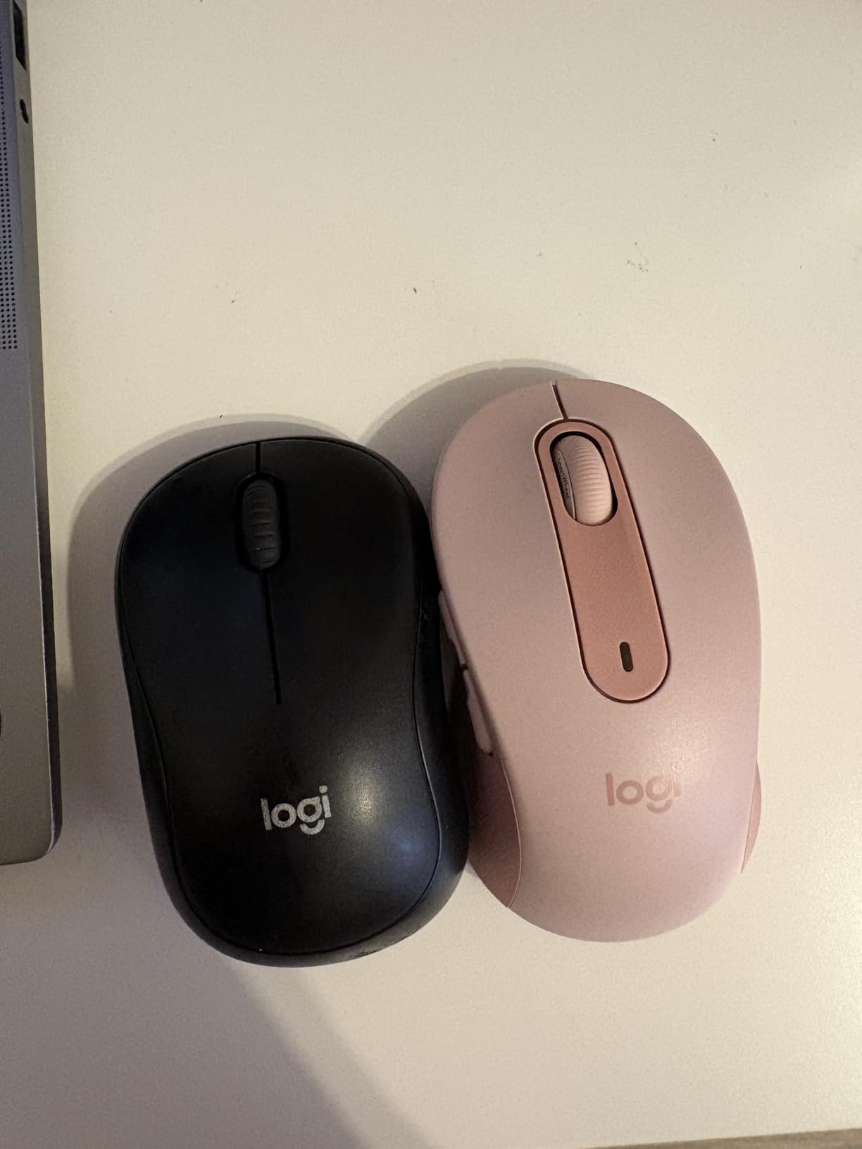 Logitech Signature M650 Wireless Mouse Small to Medium Sized Hands - Black | 2-year battery, silent clicks, customizable side buttons customer photo 2