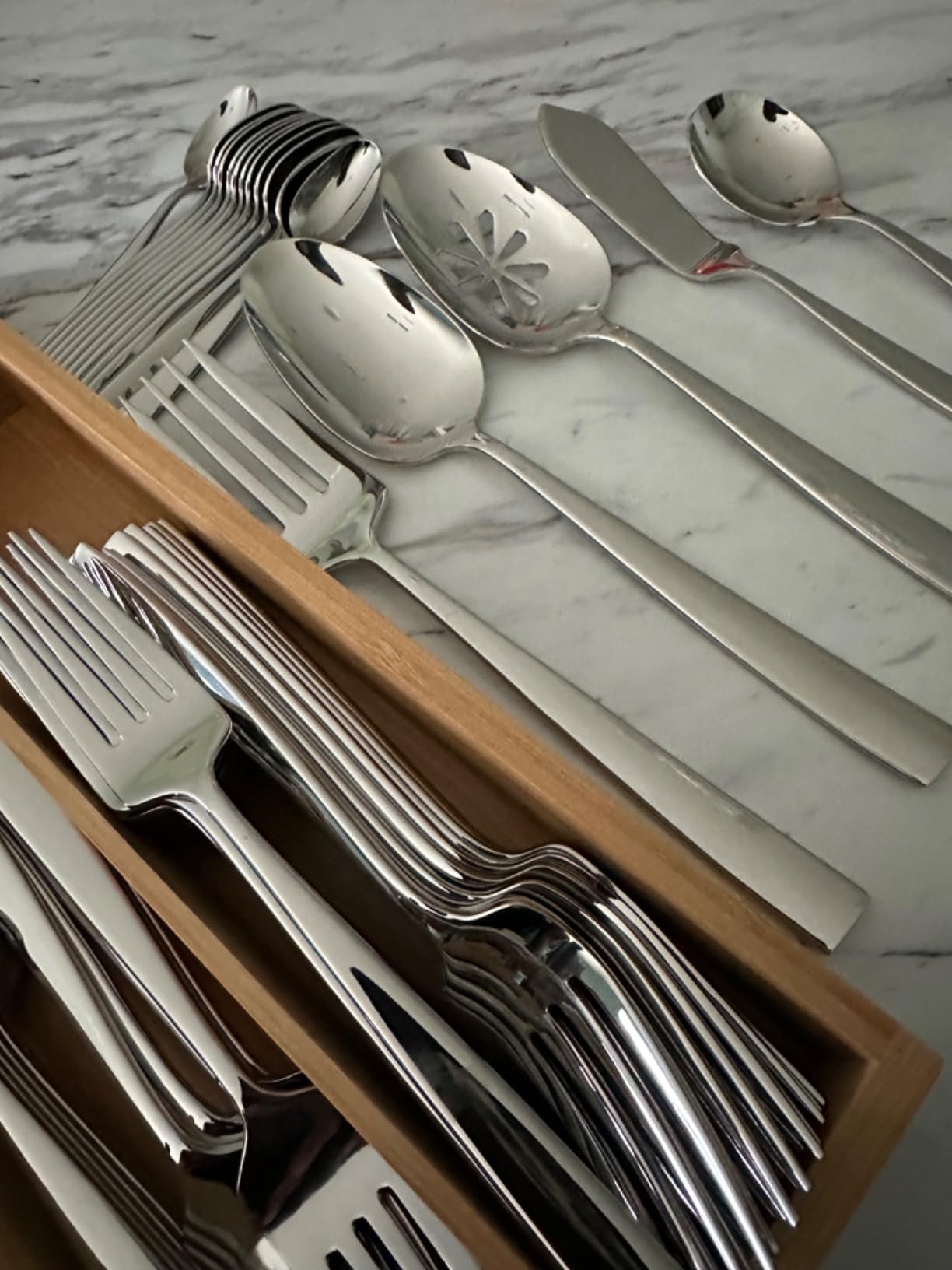Mikasa Everett 18/10 Stainless Steel Flatware Set, 101-Piece Service for 12, Silverware Set with Slim Square-Cut Handles, Dishwasher Safe Cutlery Set customer photo 2