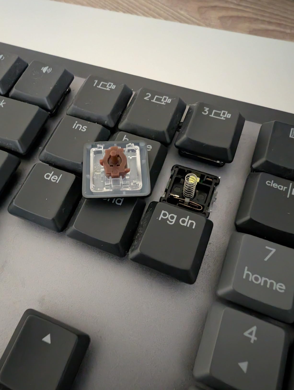 Logitech MX Mechanical Wireless Illuminated Keyboard Tactile - Graphite customer photo 2