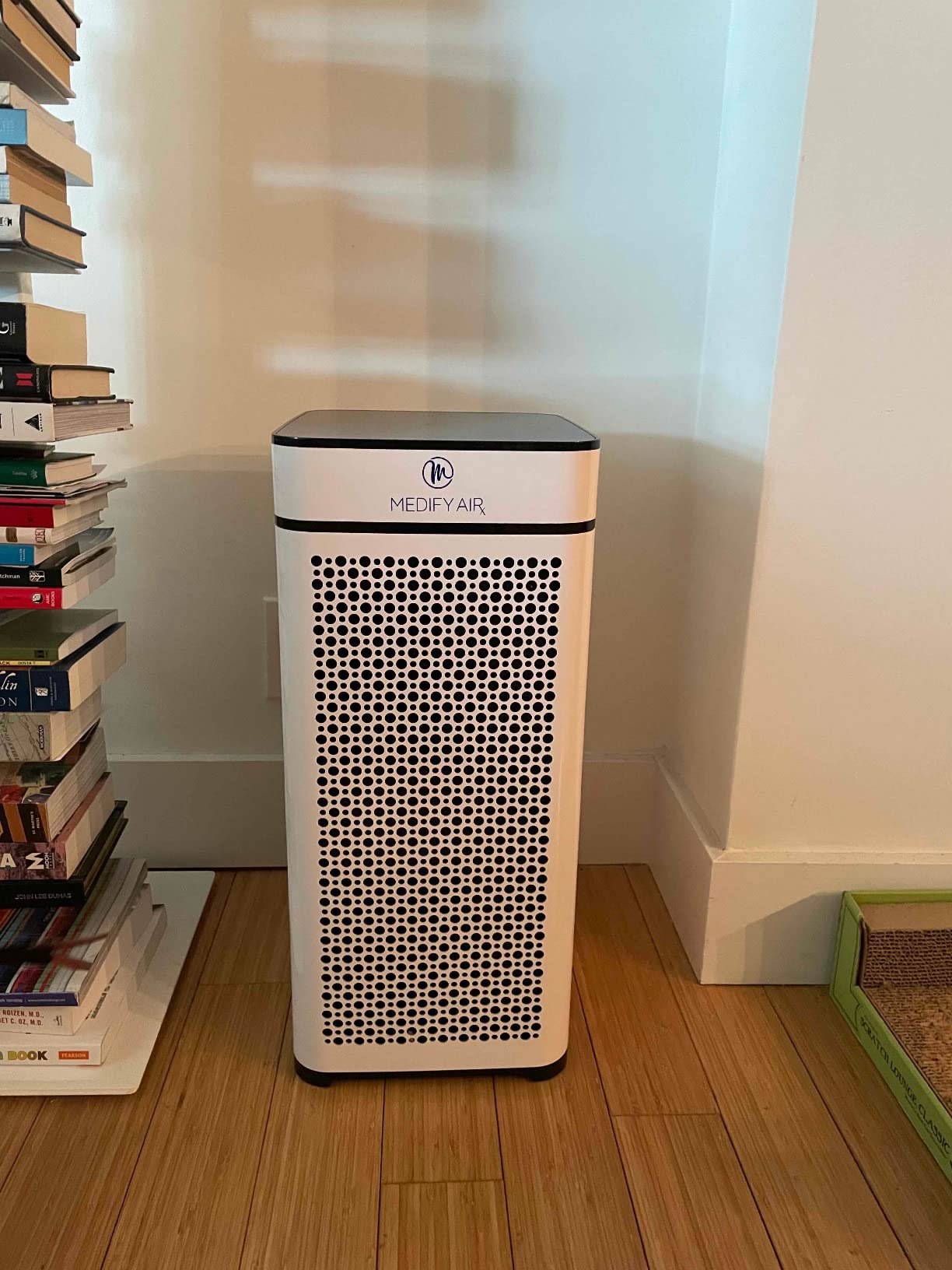 Medify MA-40 UV Light Air Purifier with HEPA Filter | 1,793 ft² Coverage in 1hr for Wildfires Smoke, Odors, Pollen, Pets | Quiet Removal to 0.3 Microns | White customer photo 1