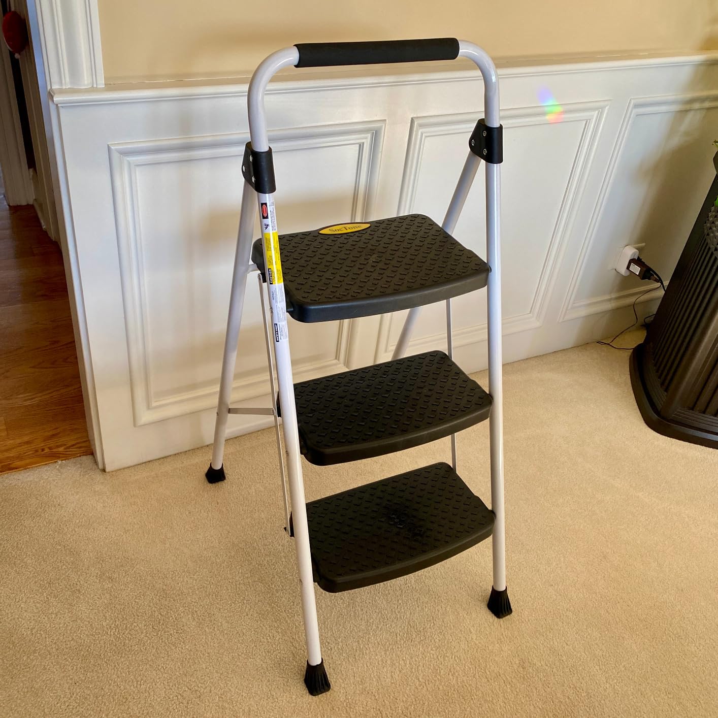 SocTone 3 Step Ladder, Folding Step Stool for Adults with Handle, Lightweight, Perfect for Kitchen& Household, 500lbs Capacity Sturdy Steel Ladder White customer photo 2