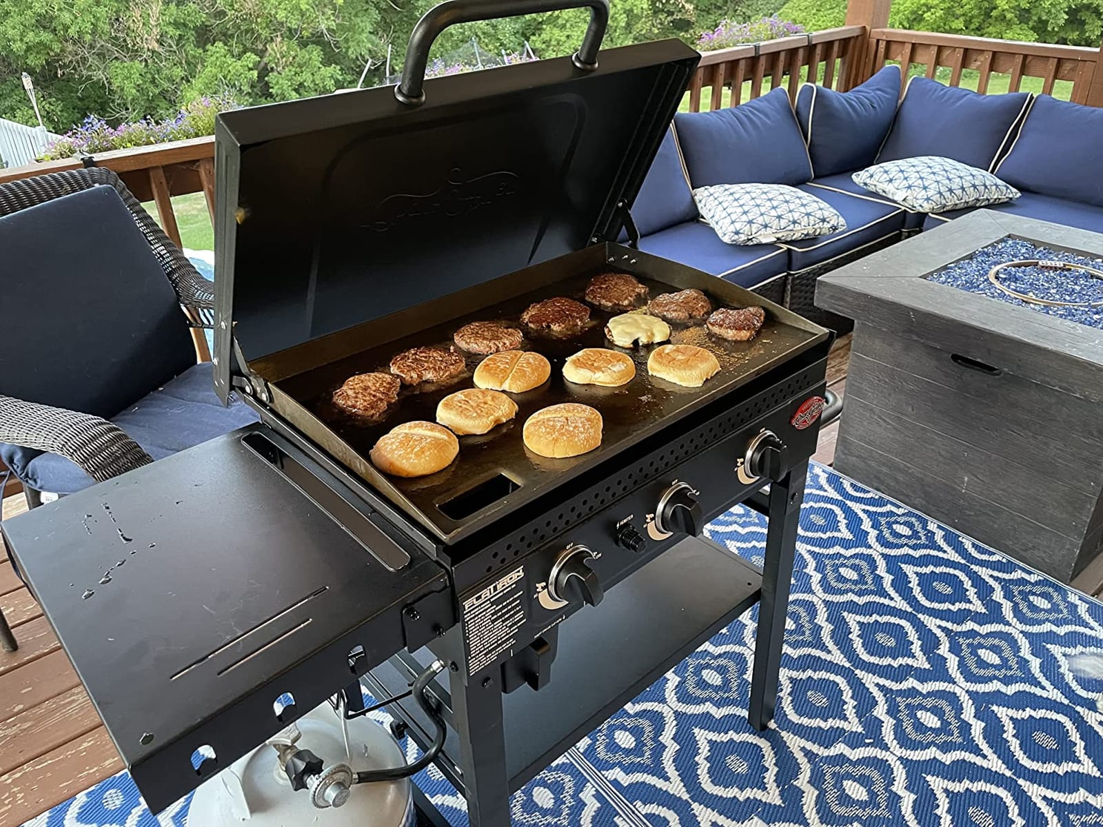 Char-Griller Flat Iron 3-Burner Propane Gas Flat-Top Griddle with Steel Griddle Top, Hinged Lid and Wind Guards, 520 Cooking Square Inches in Black, Model 8428 customer photo 1