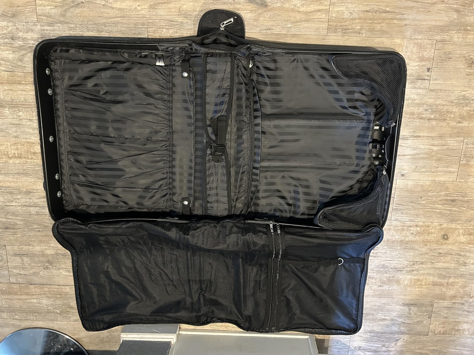 Helium DLX, Rolling Garment Bag with Wheels, Black customer photo 1