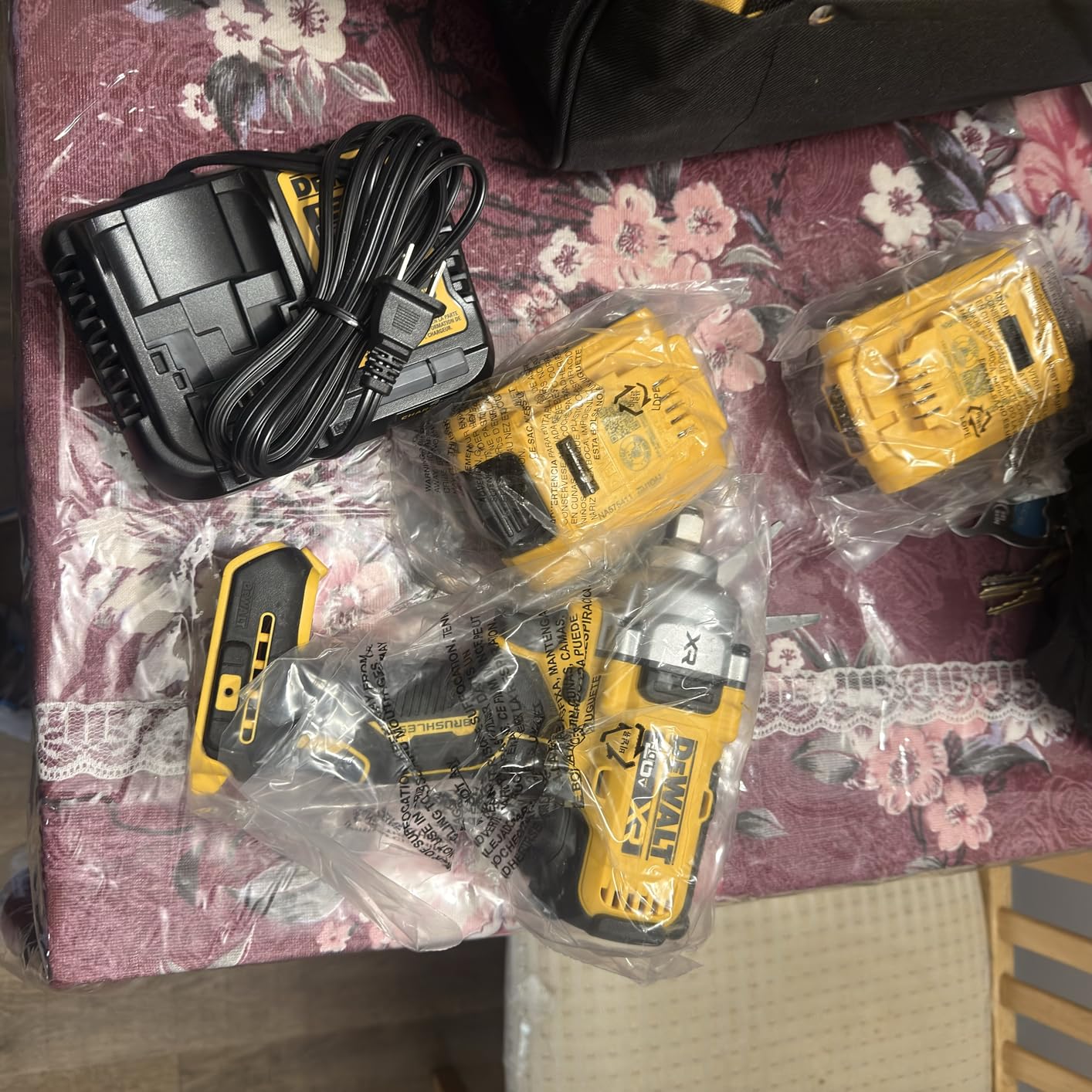 DEWALT 20V MAX Impact Wrench, Cordless, 1/2 inch, 2 Batteries and Charger Included (DCF891P2) customer photo 1