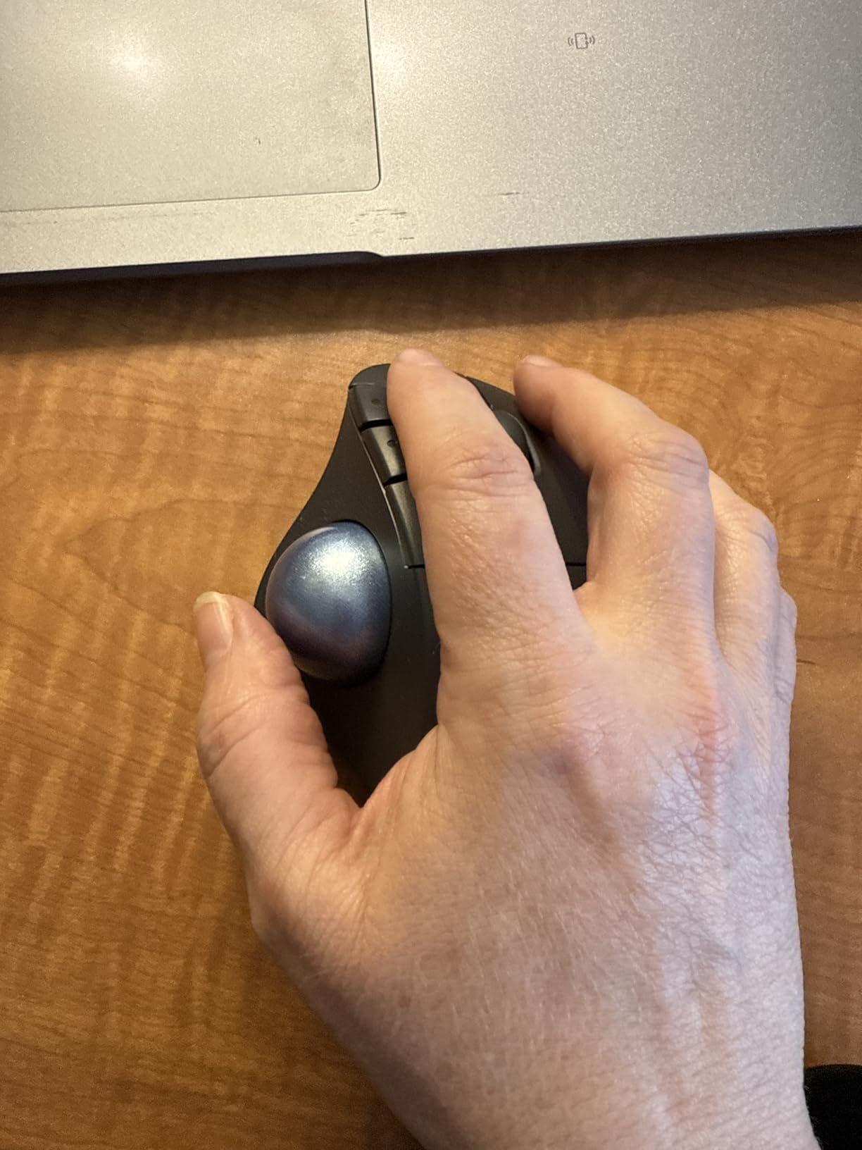 Logitech Ergo M575S Wireless Bluetooth Trackball Mouse - Graphite Blue Ball customer photo 1