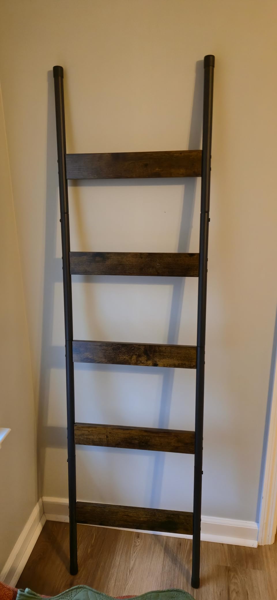HOOBRO Blanket Ladder, 5-Tier Towel Rack with Hooks, Wall-Leaning Blanket Rack, Decorative Display Ladder Shelf, for Scarves, Industrial, Living Room, Bedroom, Rustic Brown and Black BF52CJ01 customer photo 1