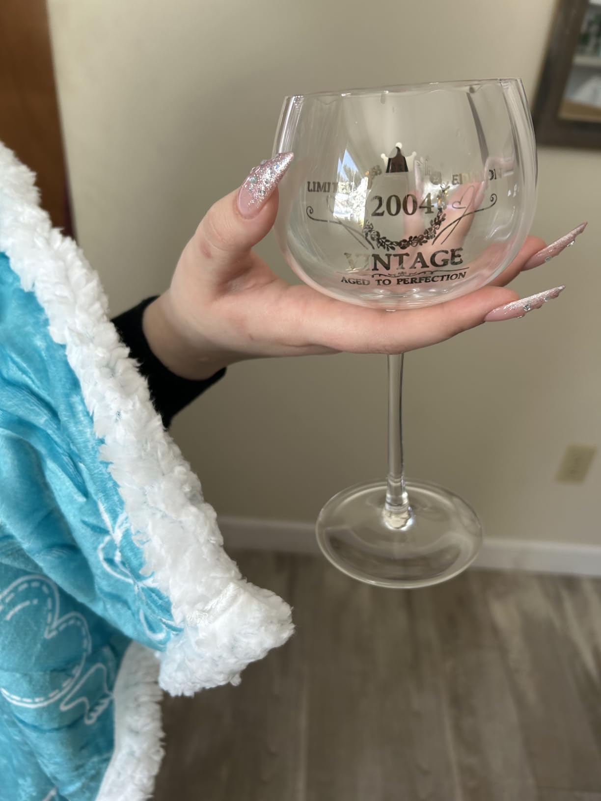 50th Birthday Gifts for Women, Vintage 1976 Engraved Wine Glass in Gift Box | Gift For Her Turning 50, Mom, Daughter, Sister, Friend, Lightweight Thin-Rimmed Glass, Elegant Design, Birthday Decoration customer photo 2