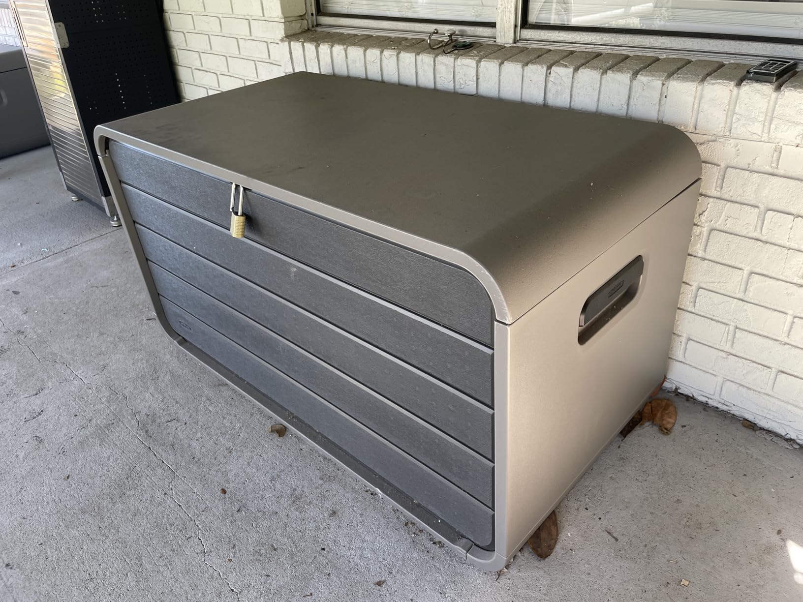 LIFETIME 136-Gallon Modern Deck Box, Outdoor Storage Container, Weather-Resistant, UV-Protected, Lockable Lid customer photo 2