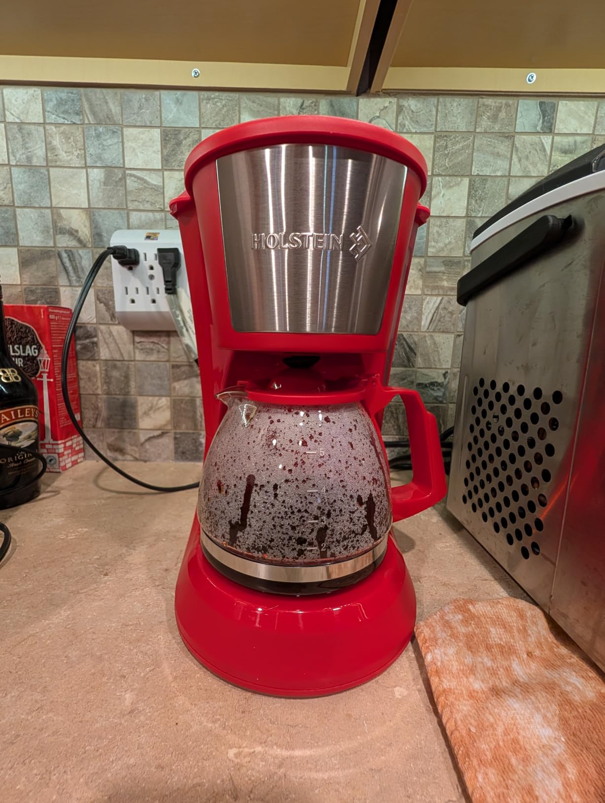 Holstein Housewares 5 Cup Drip Coffee Maker – Compact and User-Friendly with Auto Pause & Serve, Reusable Filter, Measuring Spoon & Glass Carafe, Office & Dorm Use, Black customer photo 2