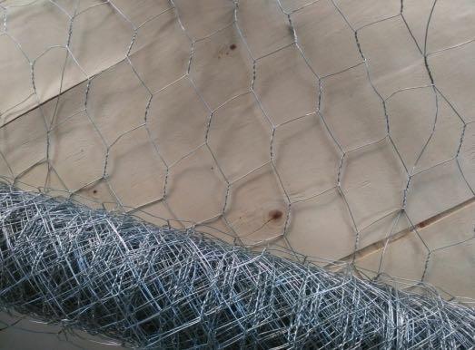 Amagabeli Heavy Duty Metal Fence Posts 4 Feet 10 Pack No Dig Garden U Post Stakes for Wire Fence Temporary Fencing Electric Fence Wire Safety Fence Mesh Fence Garden Fencing T Post for Yard Green customer photo 2