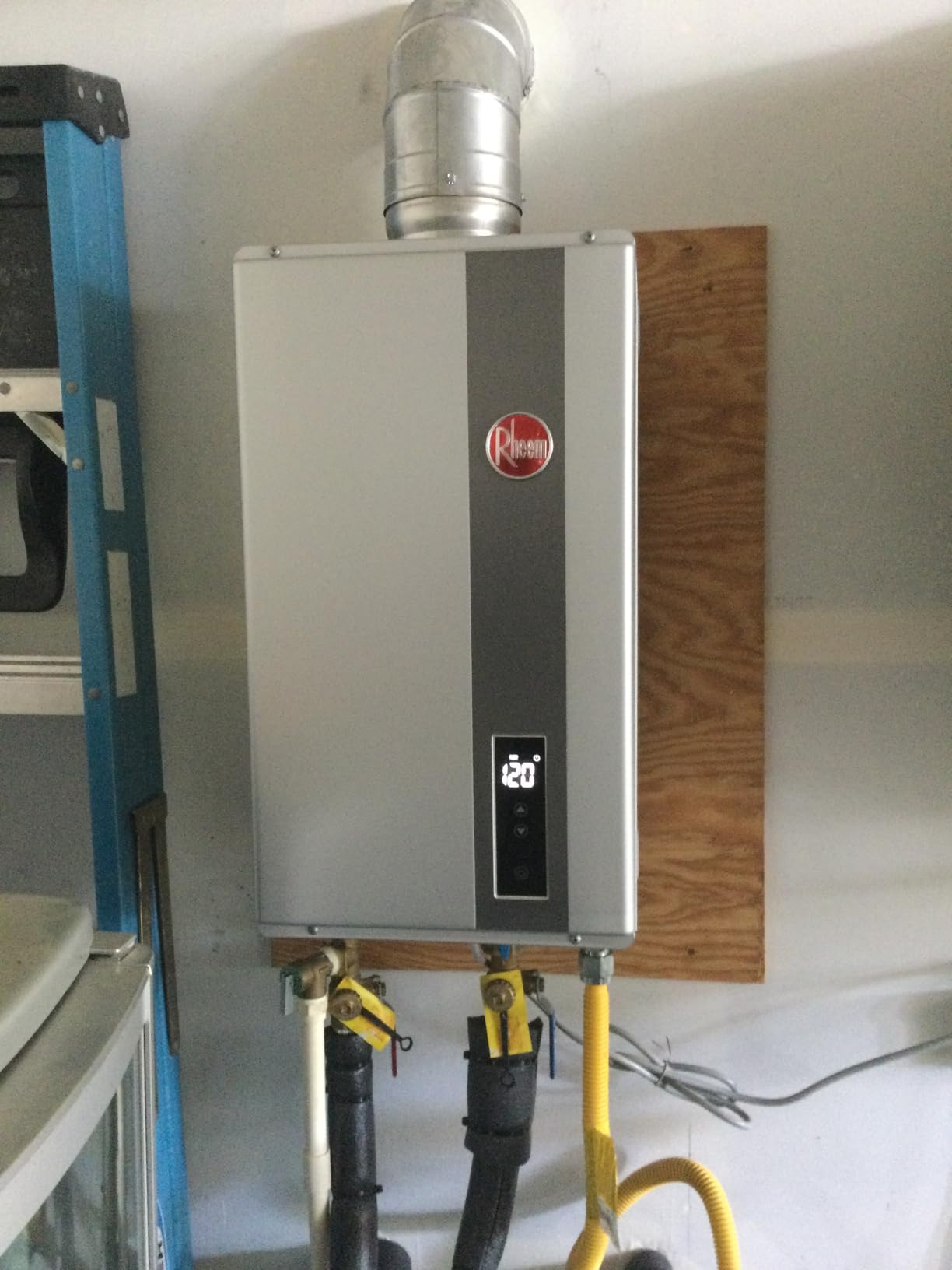 Rheem RTG Series 9.5 GPM Natural Gas Tankless Water Heater Indoor | 199,900 BTUs High Efficiency Non-Condensing customer photo 1