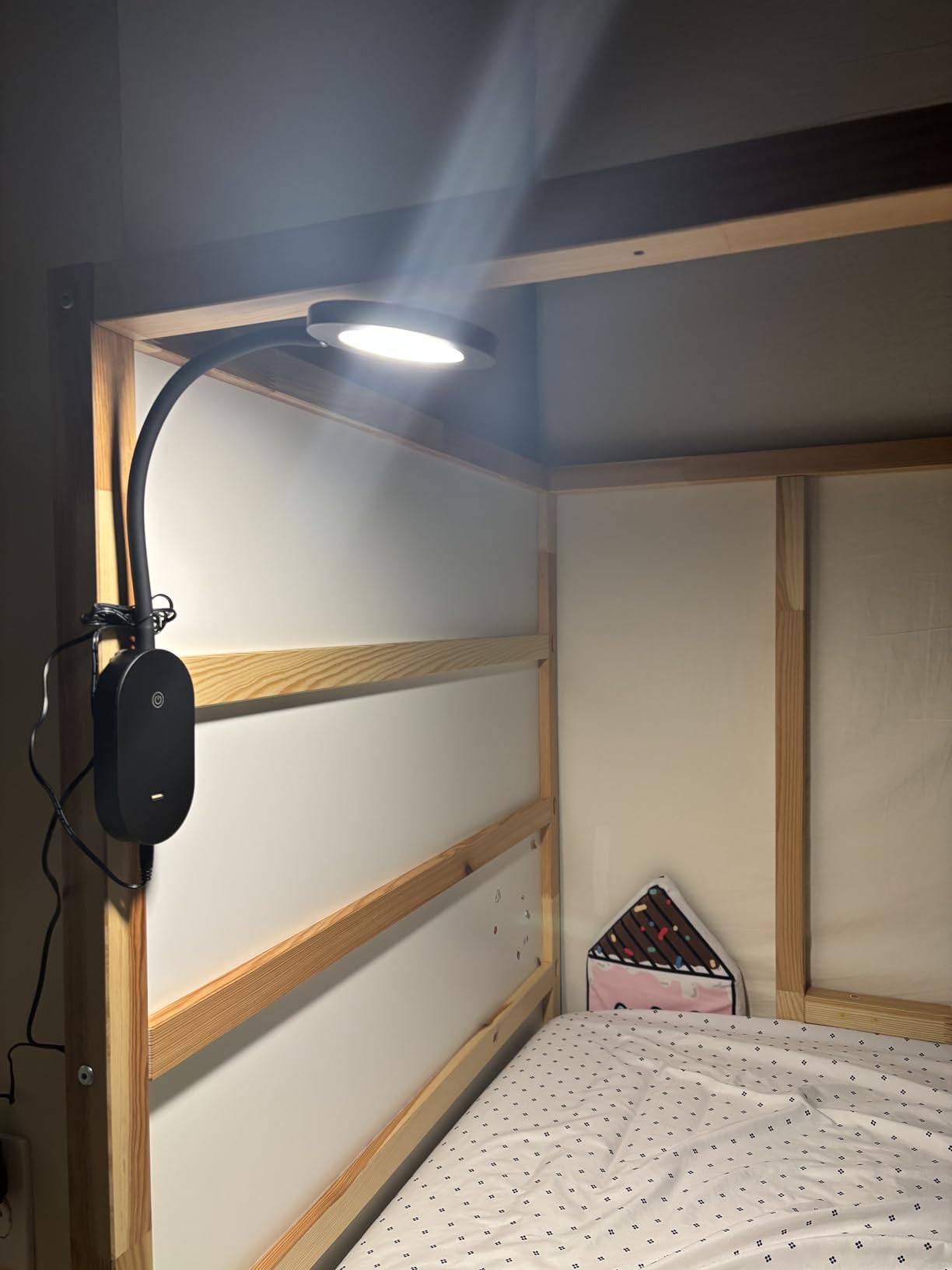 deeloop LED Wall Mounted Reading Light for Bed, Book Light for Wall Bedside Lamp with USB Output, 4 Hour Auto-Off Timer Lights, Eye-Caring Reading Lamp with 5 Dimmable 360 Rotation Headboard Light customer photo 2