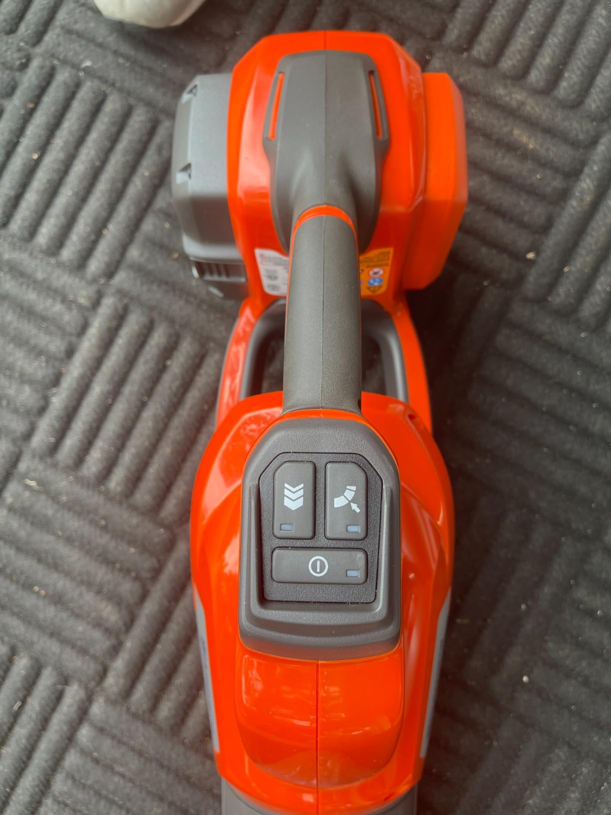 Husqvarna Leaf Blaster 350iB Battery Powered Cordless Leaf Blower, 200-MPH 800-CFM, Brushless Motor and Quiet Operation, 40V Lithium-Ion 7.5 Ah Battery and Charger Included customer photo 1