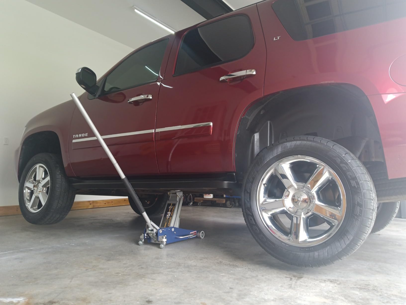 YELLOW JACKET Floor Jack 3 Ton Hydraulic Low Profile Aluminum and Steel Racing Car Jack with Fast Lifting Dual Pump for SUV,Truck, MVP, 6600 lbs Capacity customer photo 2
