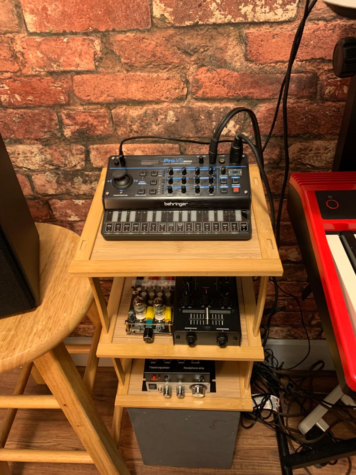 Behringer Pro VS Mini Portable 5-Voice Hybrid Synthesizer with 4 Vector Morphing Oscillators Per Voice, Analog Low-Pass Filter, 16-Step Sequencer and Arpeggiator customer photo 1