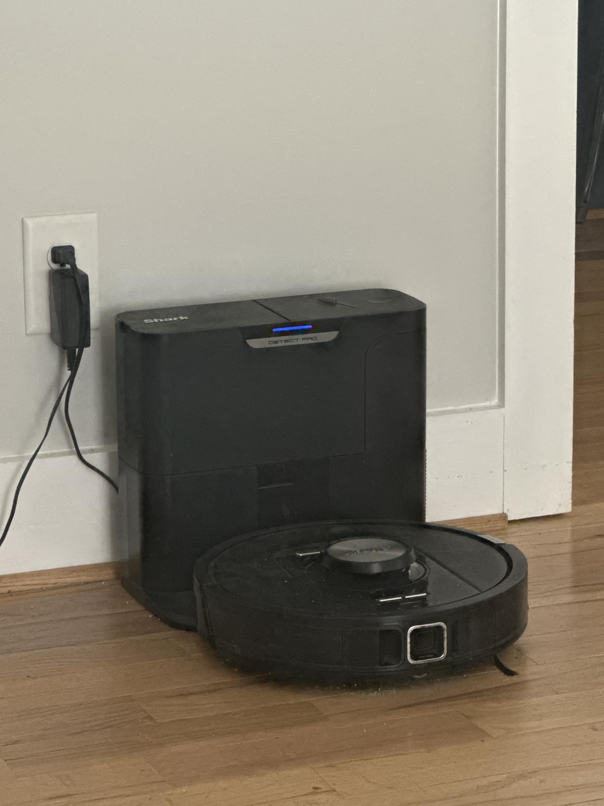 Shark PowerDetect Self-Empty Robot Vacuum with NeverStuck Technology, Auto Deep-Clean Carpets & Hardfloors, 30 Day Capacity HEPA Bagless Base, for Pet Hair, WiFi Black, AV2820S customer photo 1
