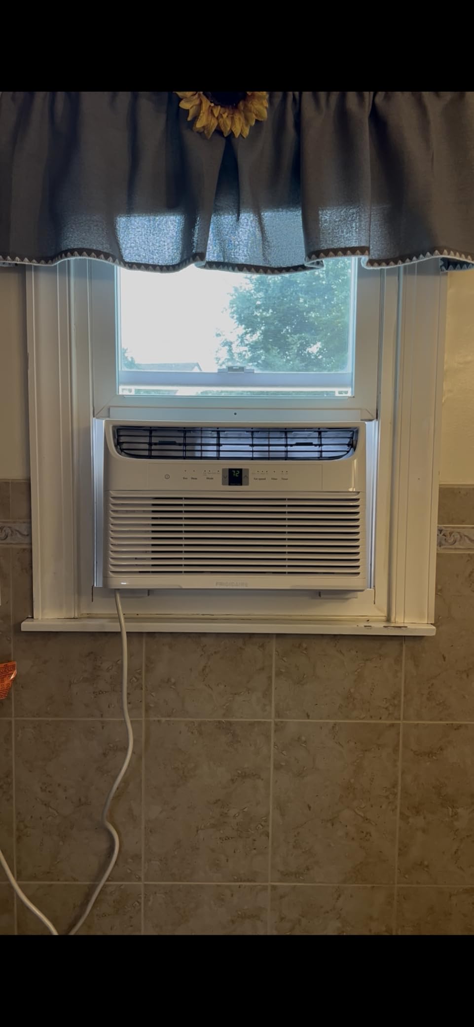 Frigidaire 8,000 BTU Window Air Conditioner with Remote Control, Cools Up to 350 Sq. Ft., Quiet Operation, Eco Mode, 3 Fan Speeds, Auto Restart, White customer photo 2