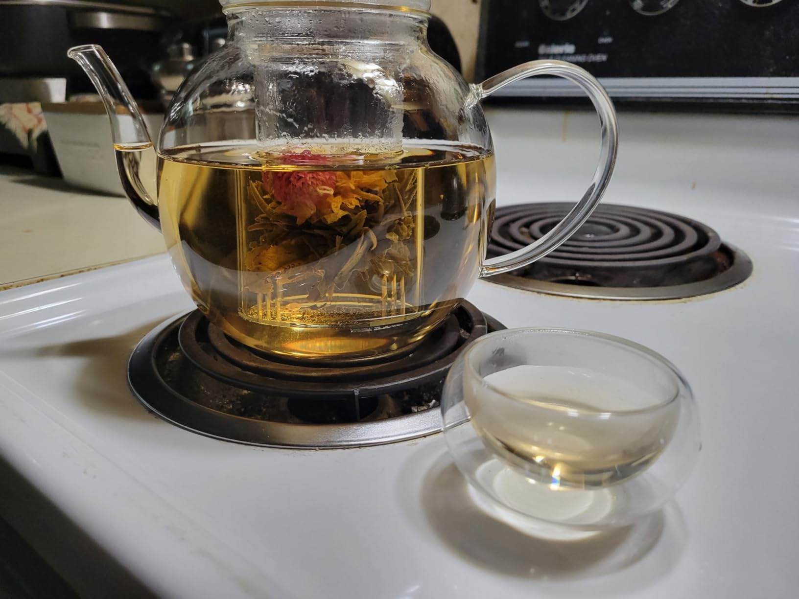 TETWIN Glass Teapot Including 6 Blooming Flower Tea Balls, Stovetop Safe Tea Pot with Removable Infuser for Loose Leaf Tea, 1000ml / 33.8oz customer photo 1