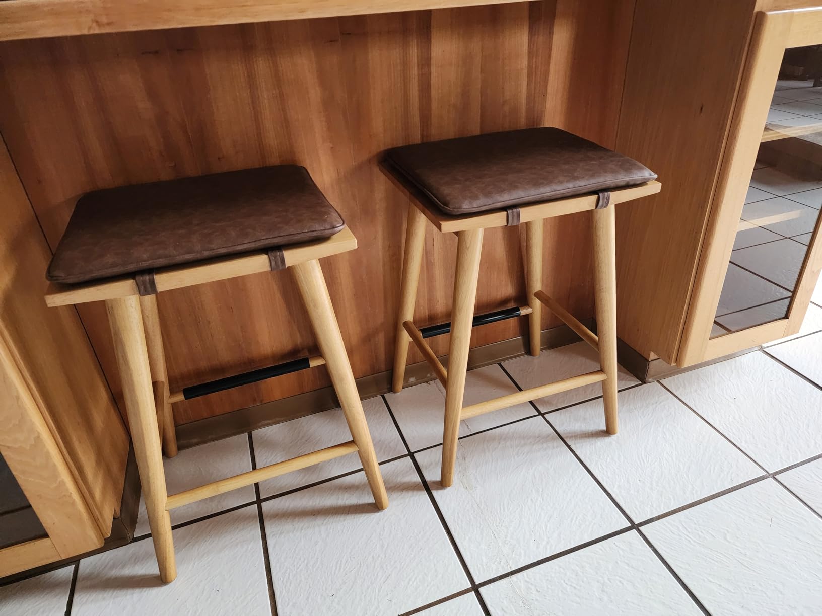 Nathan James Barker Counter Height Solid Wood Barstool with Upholstered Cushion, Backless Island Stool with Rubberwood Legs and Natural Textured Linen Upholstery for Kitchen, Brown/White customer photo 1