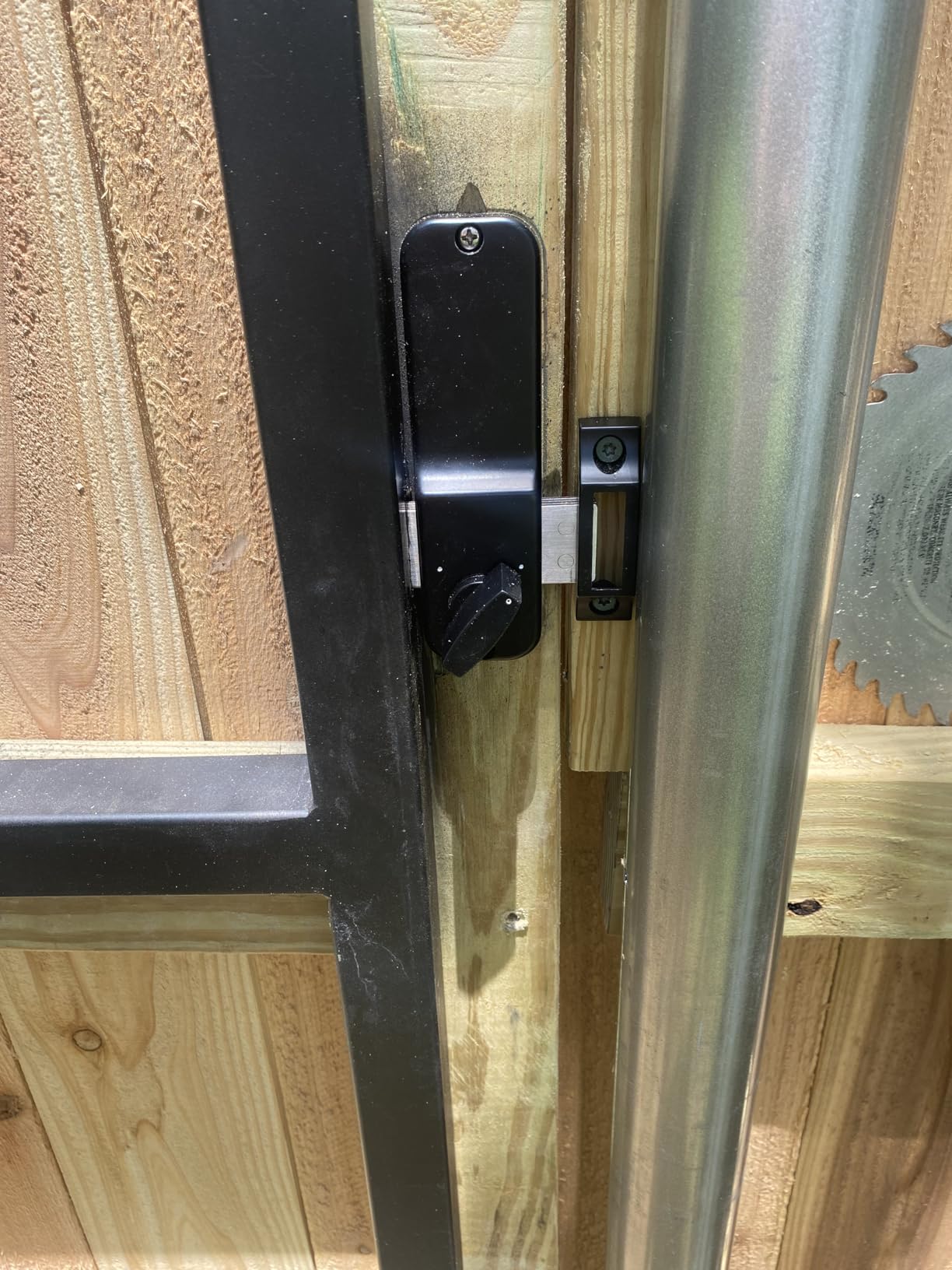 VEVOR Mechanical Keyless Entry Door Lock, 14 Digit Keypad, Outdoor Gate Door Locks Set with Surface-Mounted Latch, Water-Proof Zinc Alloy, Keypad and Knob, Easy to Install, for Garden, Garage, Yard customer photo 2