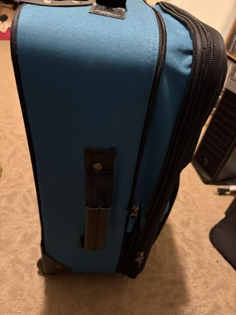U.S. Traveler Rio Lightweight Softside Rolling Carry-on Suitcase, 2-Wheel Single, Green customer photo 2