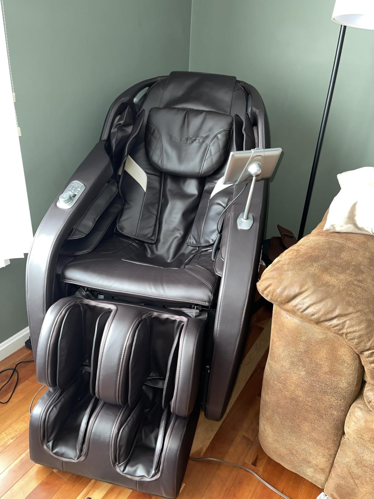 iBooMas Massage Chair Full Body, Zero Gravity SL-Track Shiatsu Recliner | 6 Massage Intensities, 12 Auto Modes, 42 Airbags, 5 Heating Area, Body Scan, Extendable Footrest, Foot Roller (Brown+Black) customer photo 2