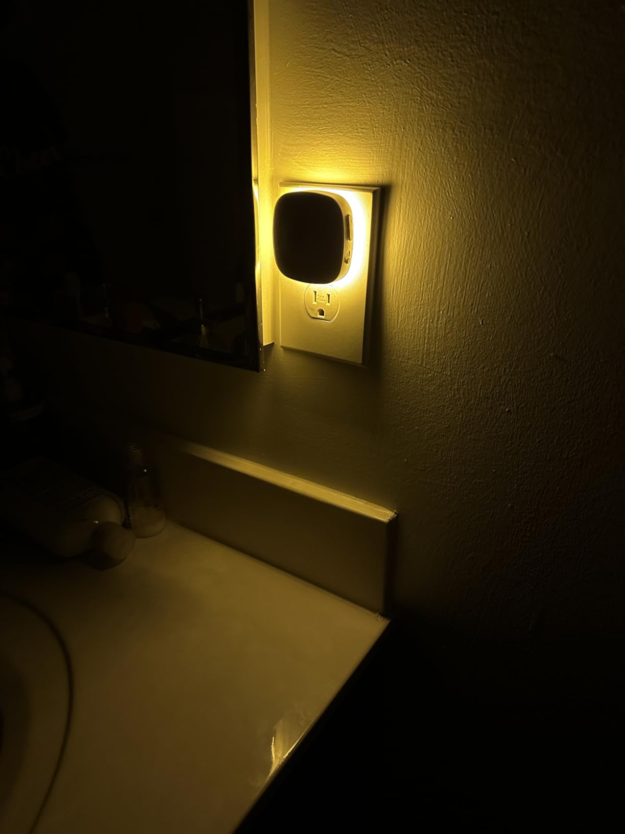 AUVON Plug-in LED Backlit Night Light 4 Packs, Motion & Dusk to Dawn Sensor, 2200K Soft Warm White Nightlight with 1-50lm Dimmable Brightness for Bedroom, Bathroom, Hallway, Kitchen, Garage, Nursery customer photo 1