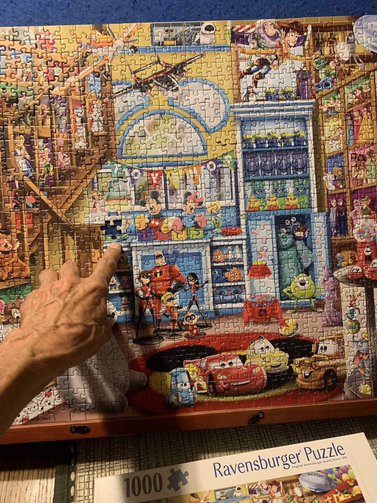 Ravensburger Disney & Pixar 1000 Piece Jigsaw Puzzle - Toy Shop Scene with Mickey Mouse, Olaf & More - Premium Quality customer photo 1